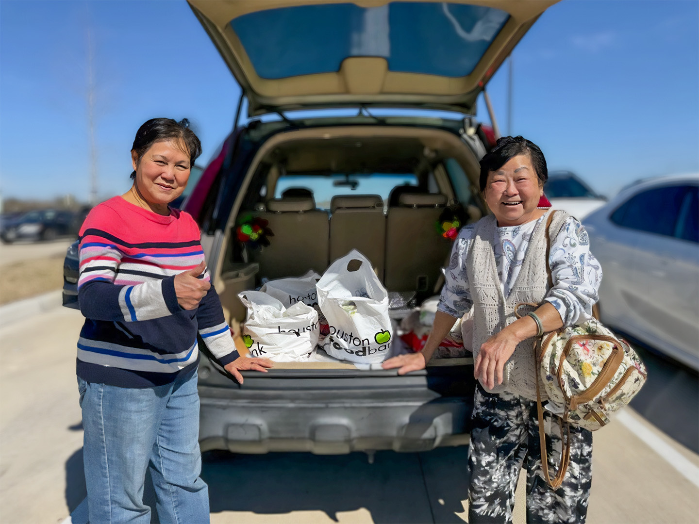 Dos señoras con compras