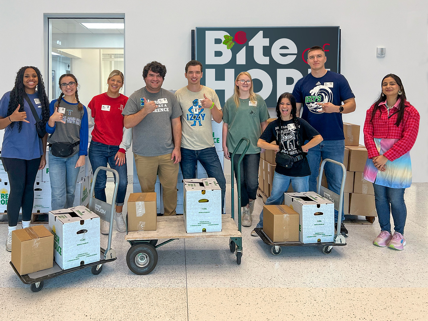 Jóvenes con cajas