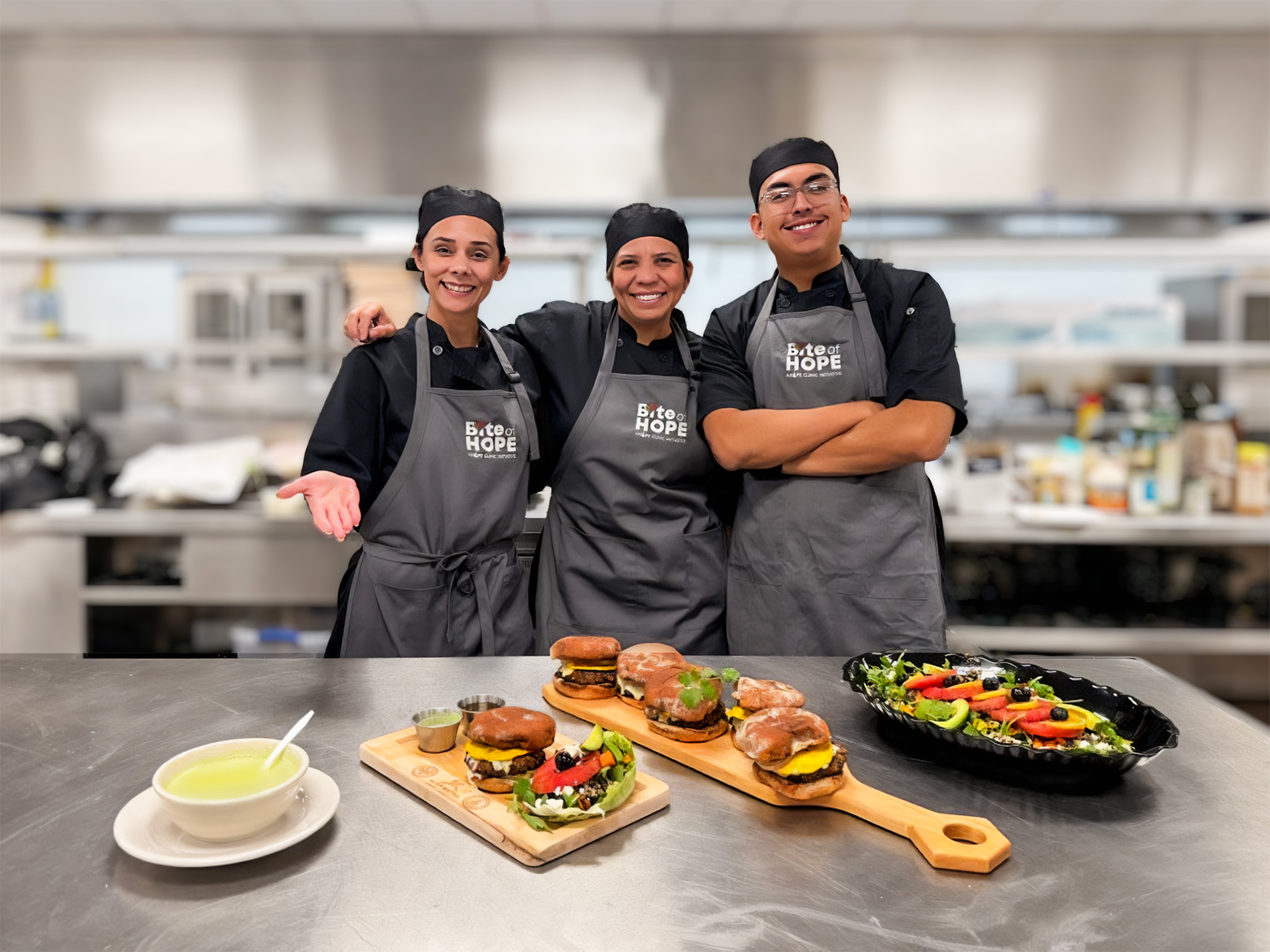 Tres estudiantes presentando sus platos